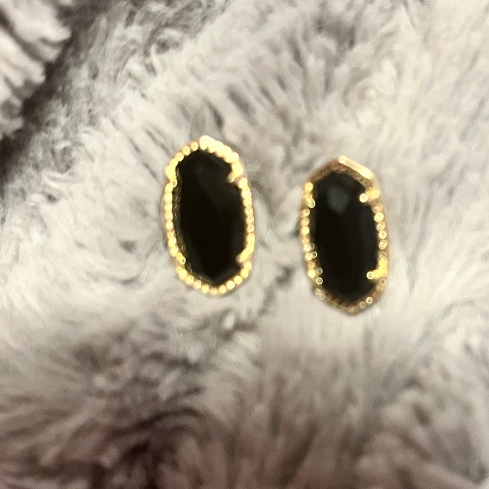 Kendra Scott Ellie gold studs in black